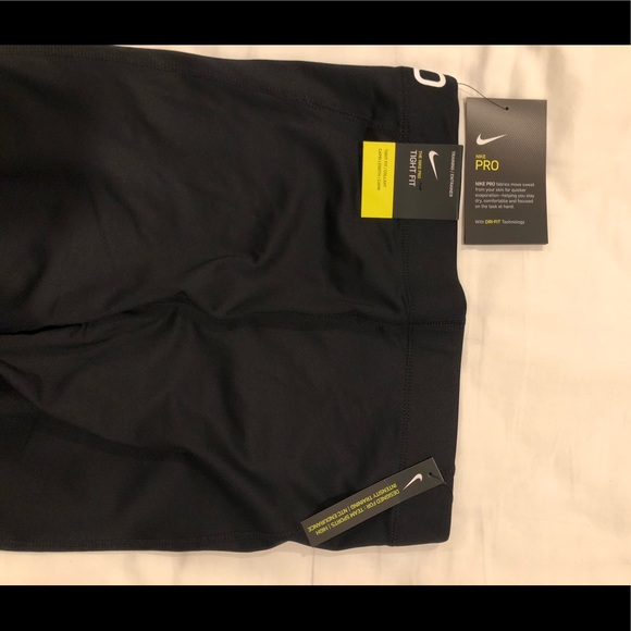 NWT. Nike Pro Training Capris. Medium. Black. - Picture 6 of 8